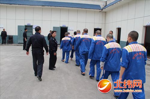 犯人从看守所转到监狱后,看守所都会给犯人家