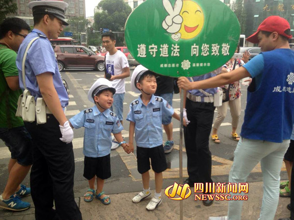 成都小交警走上街头感受别样儿童节组图