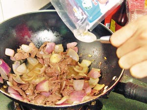 牛肉洋葱怎么烧 20080421041951399.jpg