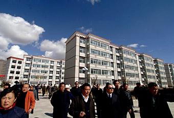 提升人居环境手抄报_中国人居收入