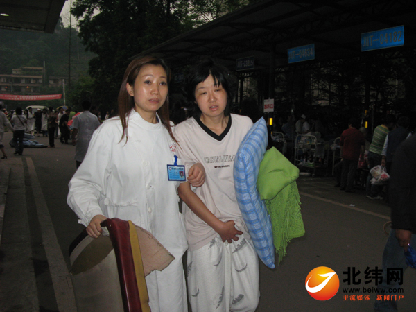 雅安市人民医院对伤员进行抢救实拍[组图]