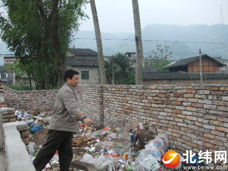 荥经县新添乡建"异形垃圾池"