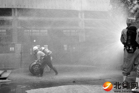 我市举行危险化学品泄漏事故应急演练