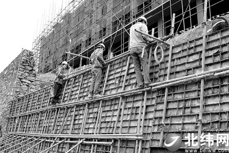 继续努力 加紧建设 美丽新县城指日可待