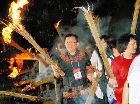 彝族火把节开幕 百万火把点燃凉山狂欢夜