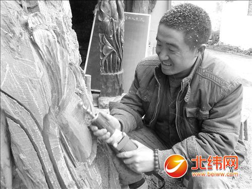木头雕刻兔子工艺品图片_吉德网 罗春富正在雕刻作品 雅安日报讯(记者 石雨川)活灵活现的老虎,色彩鲜艳的荷花,面容慈祥的观音如果不是亲眼所见,真的很难想象这些艺术品是出自一位残疾人之手。 一双巧手,雕龙刻凤。他叫罗春富,雅安一位聋人工艺师。 两耳失聪,却不坠青云之志。上帝为我关上一扇门,同时也为我打开另一扇窗。罗春富说。 刻笔不会离开我的手,失去听力,我希望能用眼睛去雕琢这个世界的精彩。 在44岁的罗春富看来,根雕是无声者与无声者的对话,是化平庸为神奇的创作,每一件根雕作品,都内存