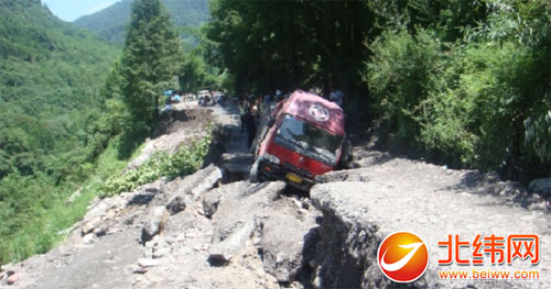 改造前,国道108线荥经杨槐树路段路基沉陷