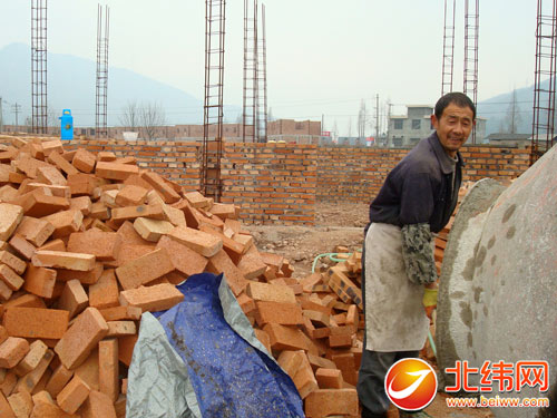 一个工地两个人一个砌砖一个打杂