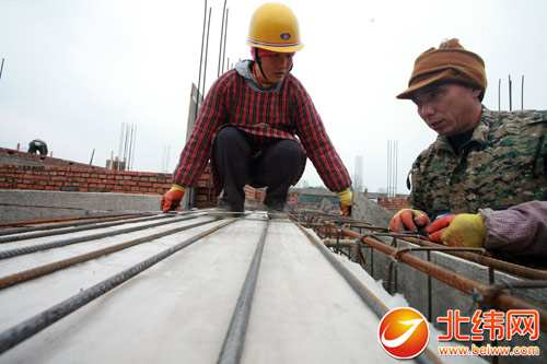 修筑新家 一家人劳动中过年——芦山县龙门乡隆兴村骆春红一家齐上阵建新房