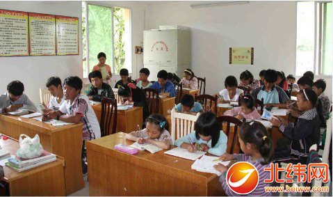 石棉彝族大学生义务回乡办暑期辅导班