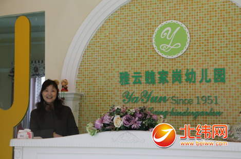 实地参观结束后,记者就家长普遍关心的几个问题,采访了雷园长。 问:幼儿园新建成不久,是否存在装修污染情况? 答:我们校区的建筑和装修均采用环保材料。装修完成后,幼儿园特地聘请成都方面专家对室内空气质量进行检测,在每个教室设置多个检测点,监测装修后甲醛、苯等有害气体的残余量,确保校区环境绿色无污染。