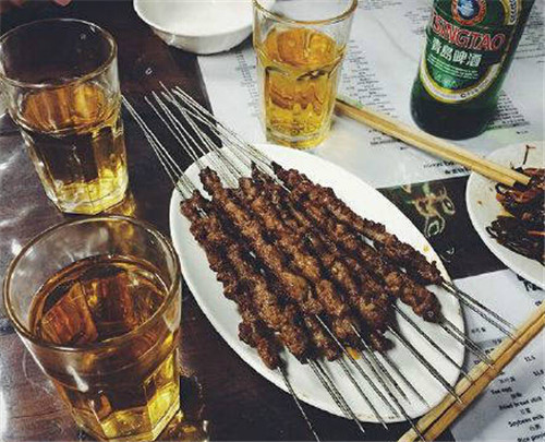 夏季深夜,叫上三五好友,随便找一个路边摊喝啤酒和吃烤串,一坐就能聊