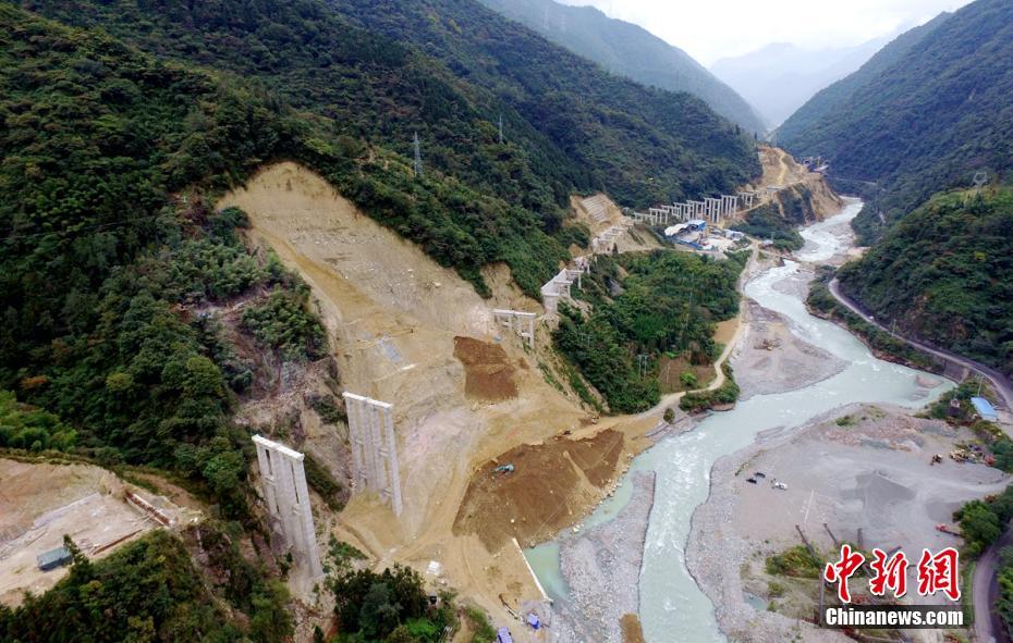 穿行在崇山峻岭间的雅康高速