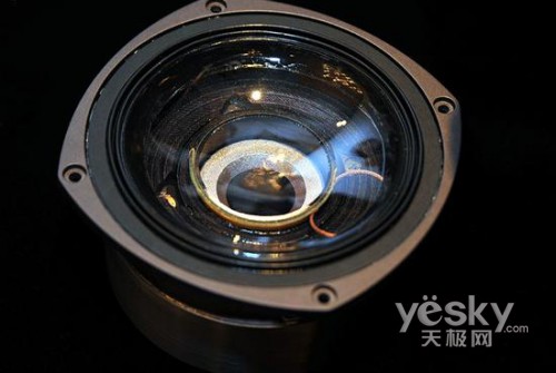 奢侈品再现 全球首款玻璃振膜2.1音箱亮相