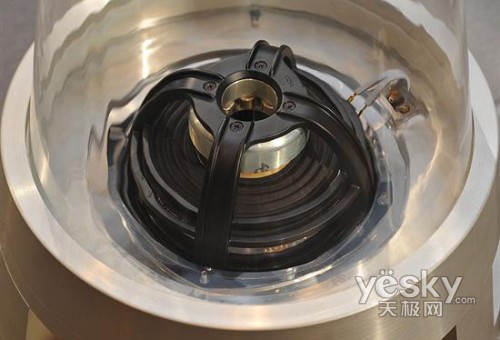 奢侈品再现 全球首款玻璃振膜2.1音箱亮相
