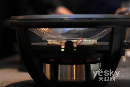 奢侈品再现 全球首款玻璃振膜2.1音箱亮相
