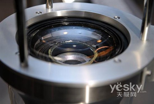奢侈品再现 全球首款玻璃振膜2.1音箱亮相