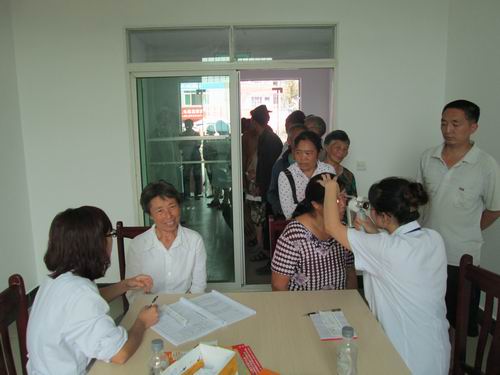市残联到<em>石棉县</em>美罗乡开展白内障免费检查活动