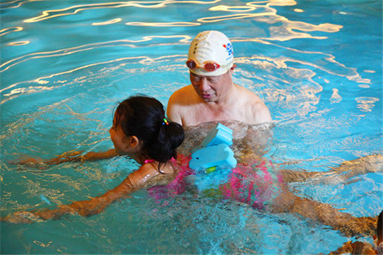 清凉一夏 我爱我家青少年游泳技能培训开展