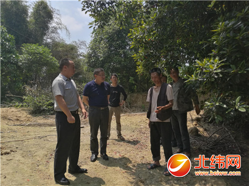 水电路1321弄_电路图分享 雅安市商业银行相关领导到名山解放乡瓦子村了解贫困户高学富林下鸡养殖情况。 10月17日,全国第三个扶贫日当天,雅安市商业银行(以下简称:雅安商行)总行计划财务部扶贫募集资金专户收到全行员工扶贫爱心捐款38720元。比起雅安商行捐献给对口帮扶贫困村的数额,这笔来自雅安商行全体员工的捐款数额虽小,却彰显着雅安商行坚定不移助力金融精准扶贫的信念。 帮扶穆坪社区 捐资助学回报社会 2013年,雅安商行对宝兴县穆坪镇穆坪社区的联村帮户工作正式启动。穆坪社区位于宝兴县城,是村居混住地段,贫困户脱贫