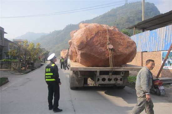 荥经县公安局交警大队治理货车改型 打好年末