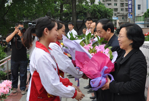 学习赖宁活动掀新高潮 石棉中学生庄严宣誓