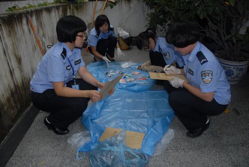 刑事科学技术室组织实习生进行物证分类教学