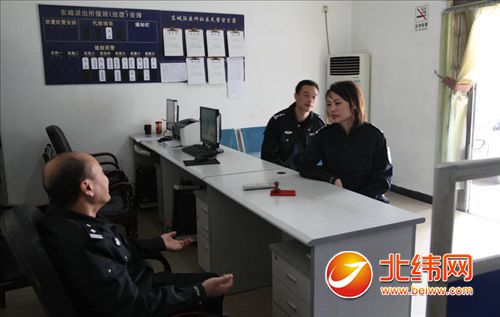 陈万波政委深入抢险第一线开展思想政治工作