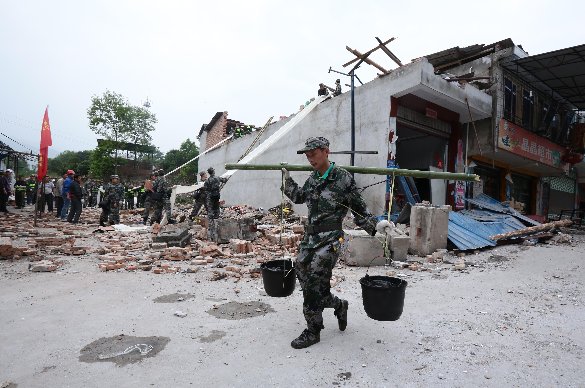 芦山地震:乐山民兵边救灾边喂猪