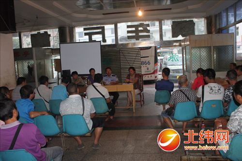 市局交警支队秩序科科长苏波一行到汉源检查指