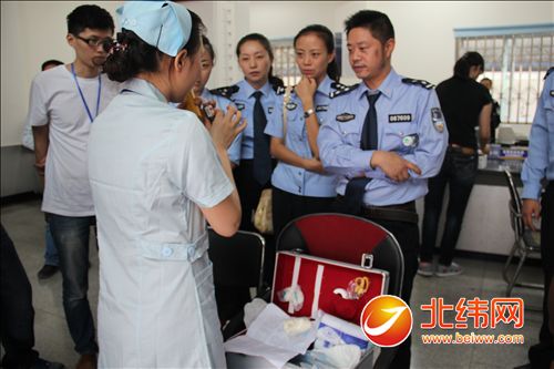 重庆市巴南区人民医院向荥经县公安局捐赠医疗