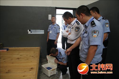 厅监管总队政委杨晓阳一行深入荥经县看守所检