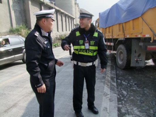 交警大队突击检查警用装备佩戴使用情况 紧抓