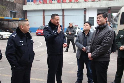 县委书记高福强,代县长邵文波率县"四大班子"领导到荥经县公安局开展