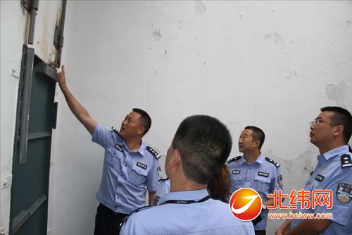 省厅监所管理交叉检查组到石棉县公安局检查督