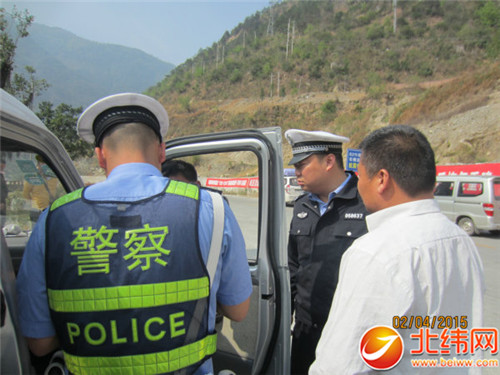 县局交警大队教导员张健督导检查节前路面整治