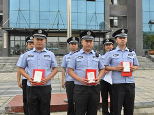 芦山县公安局举行7月升国旗暨首次公安民警职
