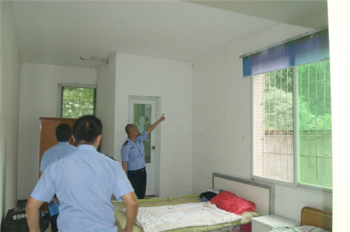 县局交警大队副大队长胡涛深入挖角中队检查指