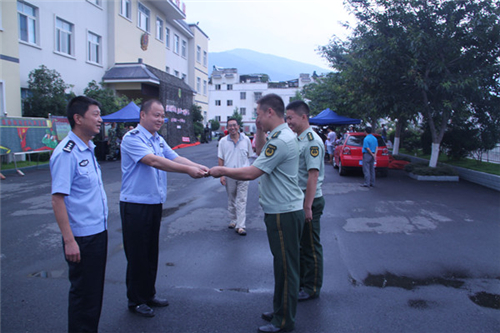 县局党委书记、局长何伟一行看望慰问特巡警、