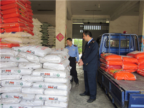 雨城工商质监局开展2015年秋季流通领域化肥