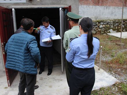 县公安消防大队联合派出所检查易燃易爆场所消