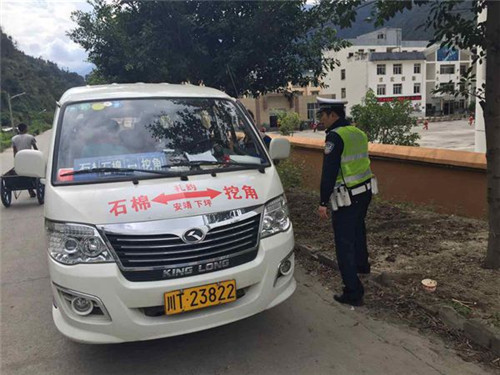 石棉县局交警大队全力为周末放假学生保驾护航
