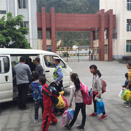 石棉县局交警大队全力为周末放假学生保驾护航