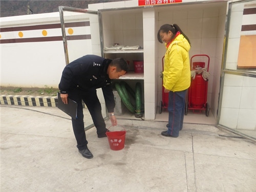 挖角派出所检查加油站 进一步强化加油站安全