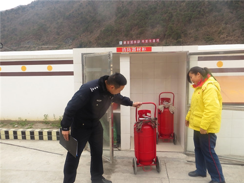 挖角派出所检查加油站 进一步强化加油站安全