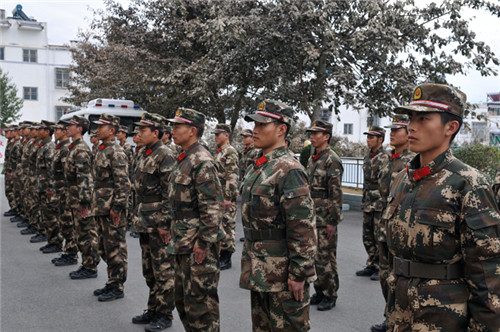 瀑布沟分局政委黎新看望慰问武警消防官兵