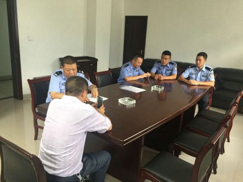 石棉县局交警大队教导员张健率队到安顺指导农