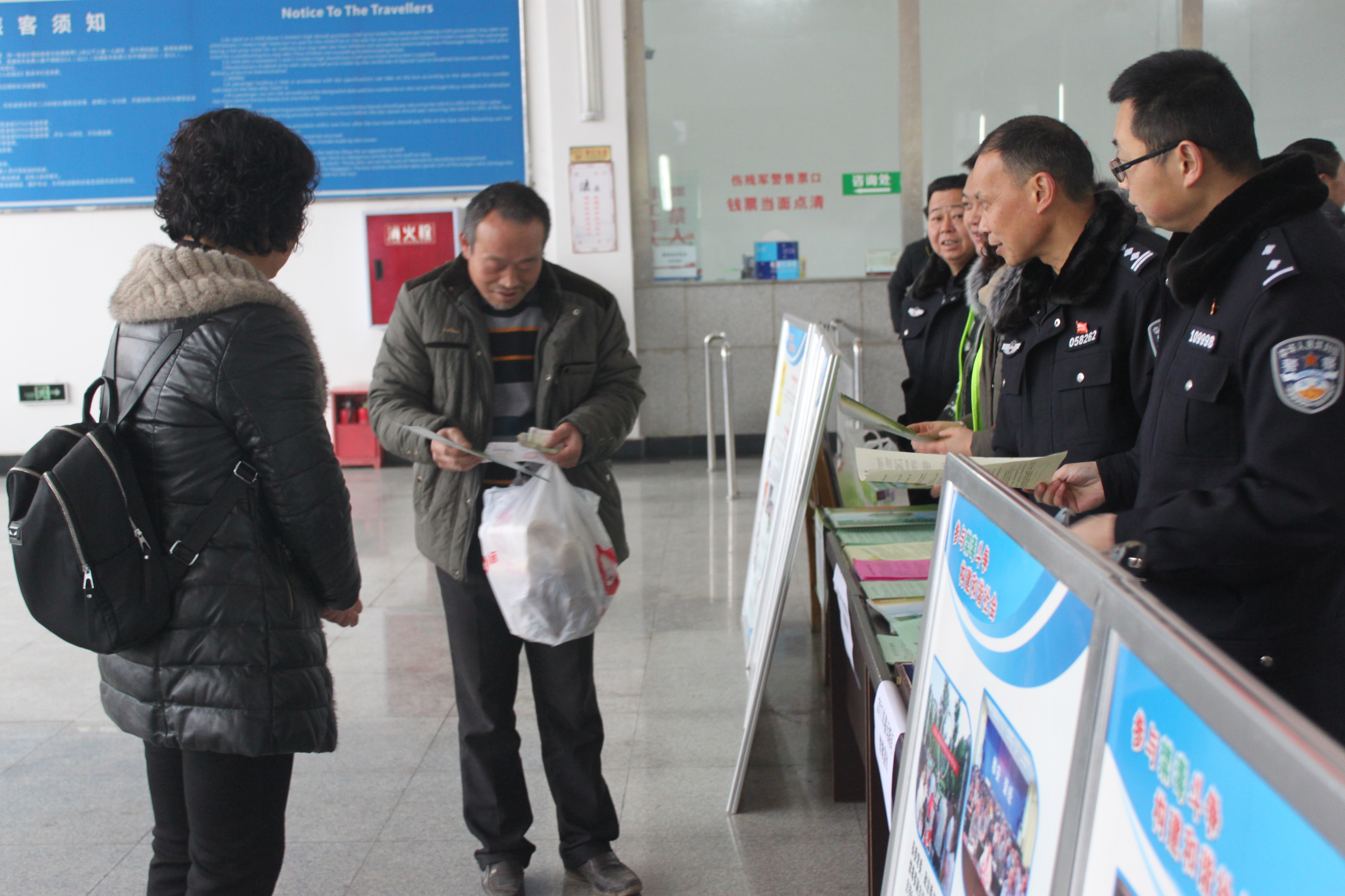 荥经县禁毒办联合各社区春节期间进行禁毒宣传