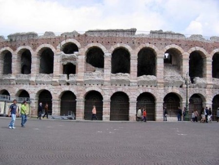 �����ĵľ�������Arena��,����һ����ʷ�ƾá�������ΰ������2.2���˵��Ӵ����Բ�ξ�����,���ڹ�Ԫһ���͡�������44�Ž����ο�̨��_ά�����㲻�ò�ȥ�ĵط�(��ͼ)_��;������
