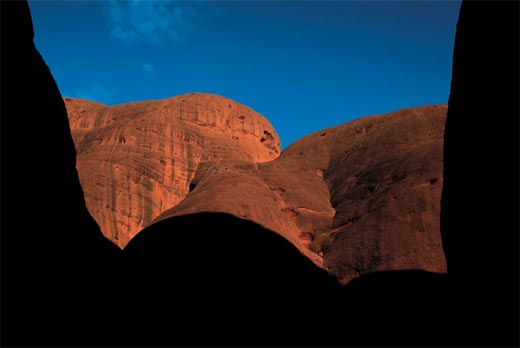 Uluru Kata Tjuta National Park��Kata Thuta��Ϊ���ܶ�ͷ������Ļ�Ϻ�ɫ��ɽͷ��һ����һ����